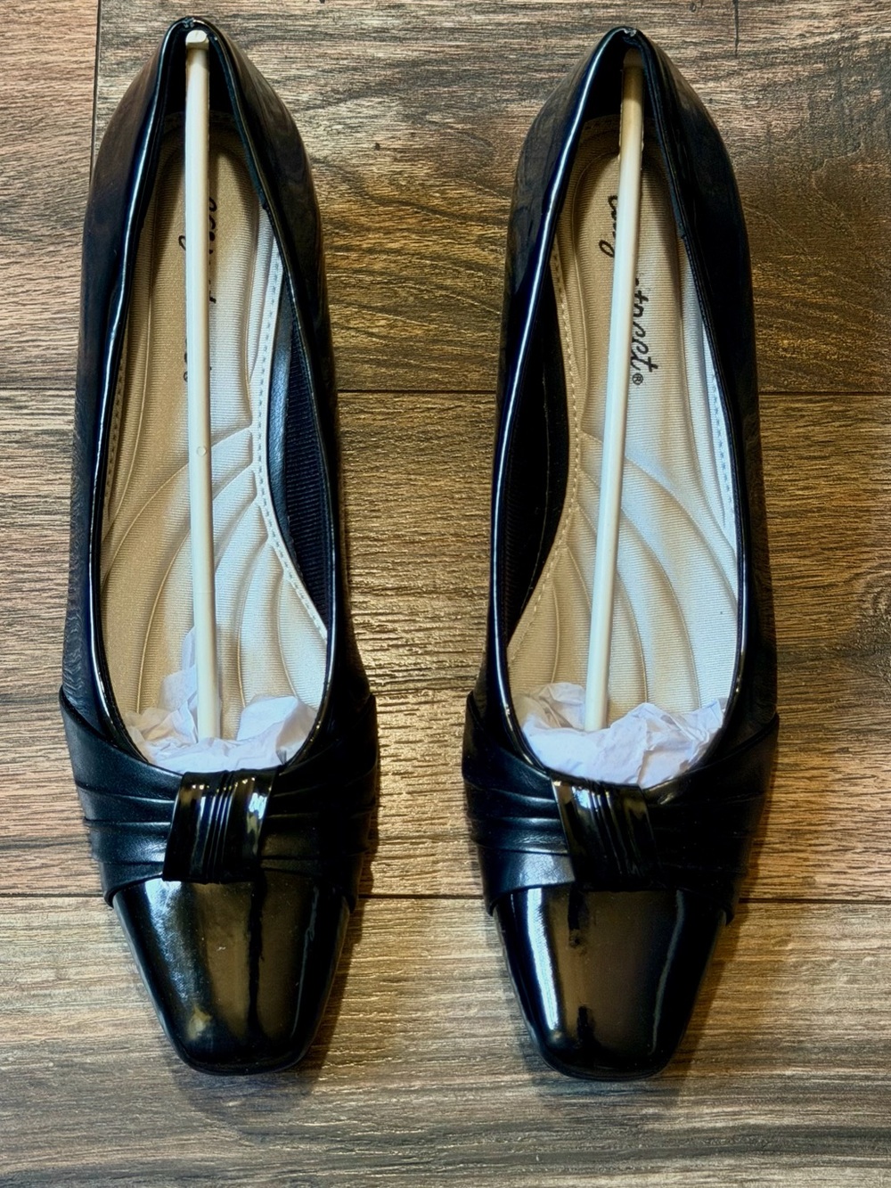 Easy Street Waive Black Patent Comfort Pumps
- Size 9.5